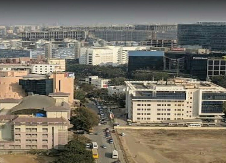 Bharat Nagar_a city with a lot of tall buildings