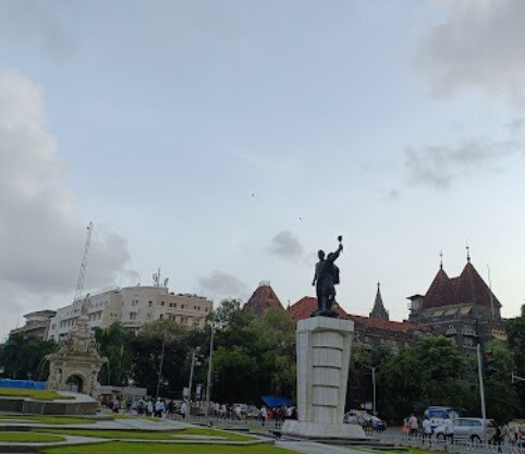 Fort_a statue of a man standing on top of a grass covered field