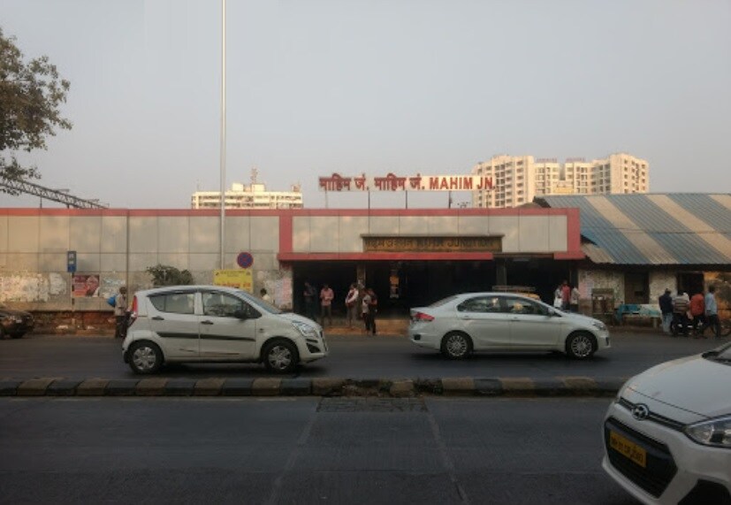 Mahim_cars parked in front of a building