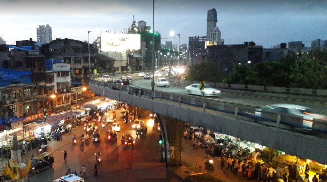 Mandvi_a city street filled with lots of traffic at night