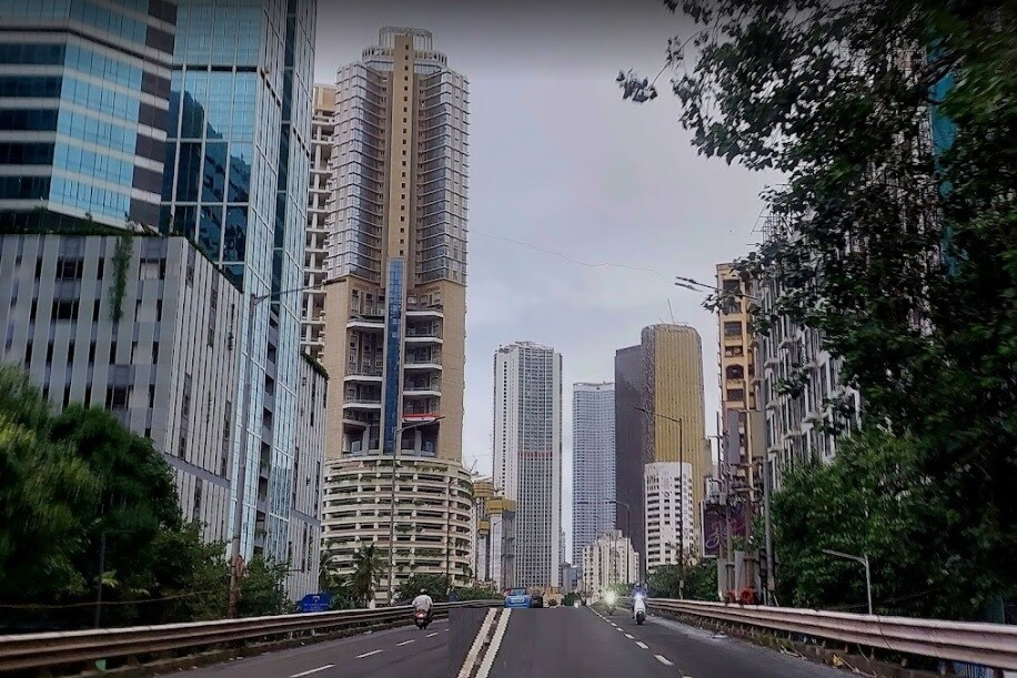 Parel_a city street filled with lots of traffic