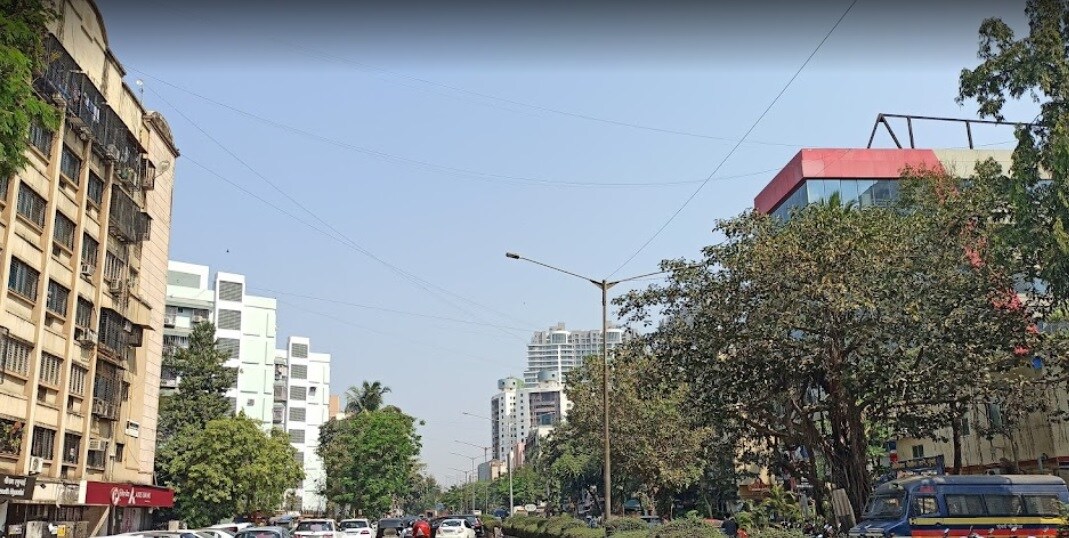 Patliputra_a city street filled with lots of traffic