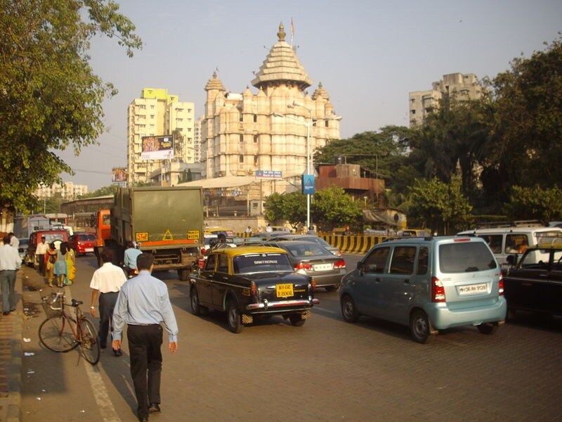 Prabhadevi_people walking down a street with cars