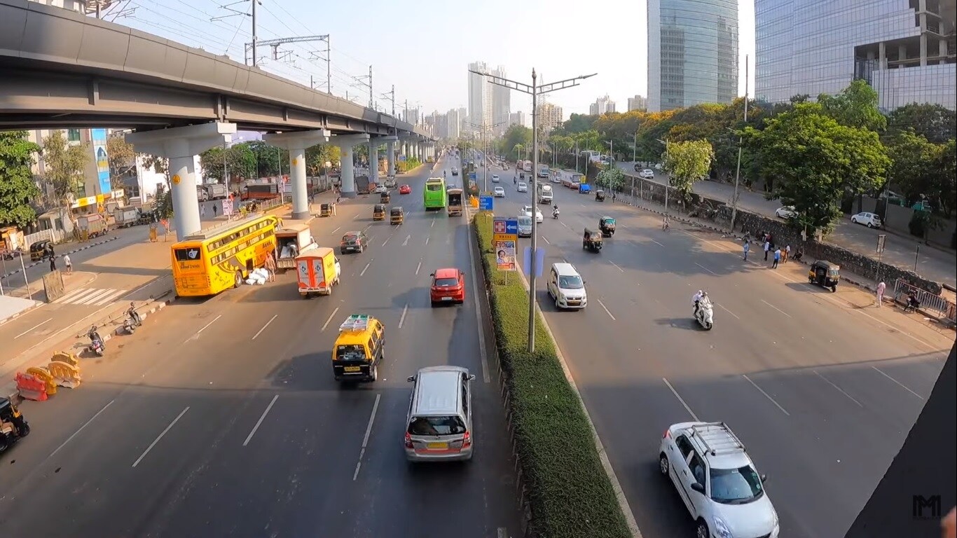 Rajendra Nagar_a city street filled with lots of traffic