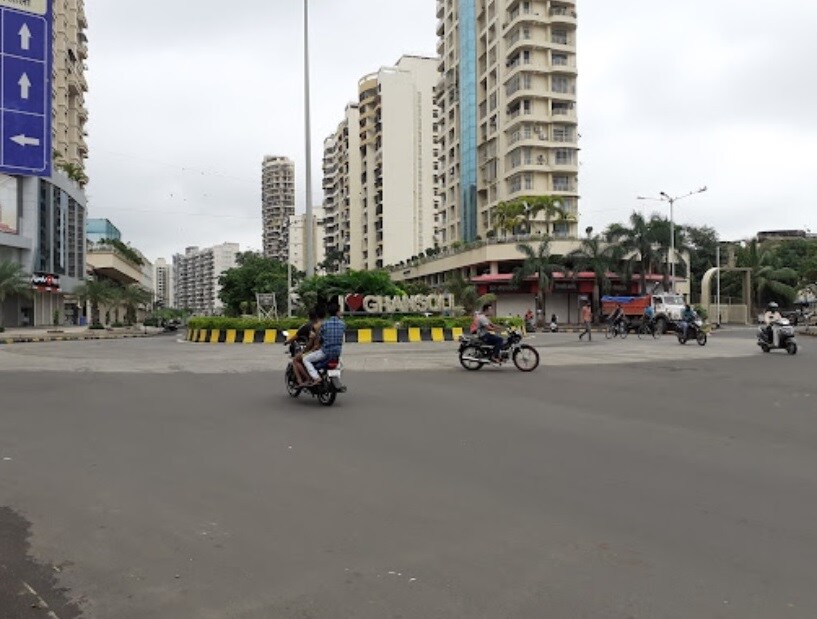 Ghansoli_motorcycles are parked on the side of the road