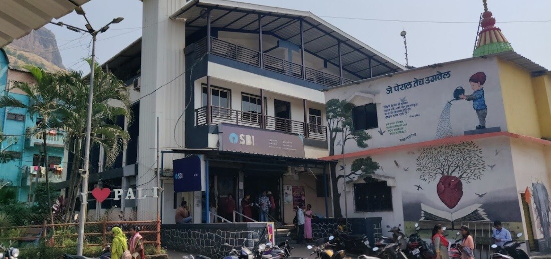 Pali_a building with a clock on the front of it