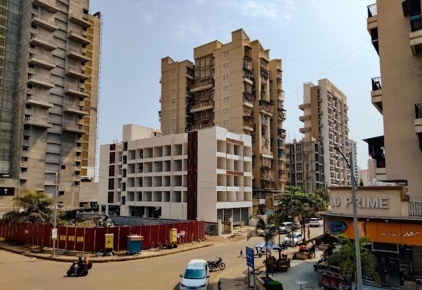 Taloja_a city street filled with lots of tall buildings