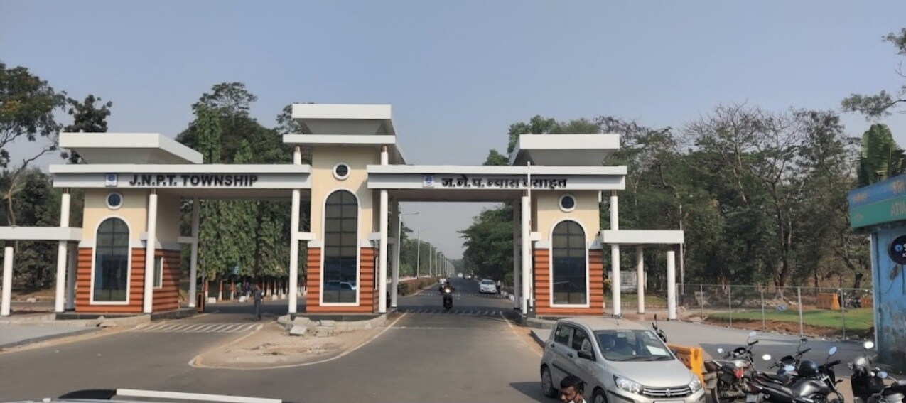 Uran_a large building with a lot of cars parked in front of it