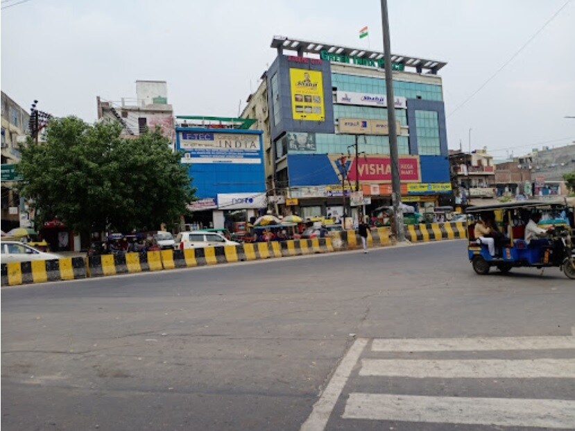 Bishanpura_a city street filled with lots of traffic