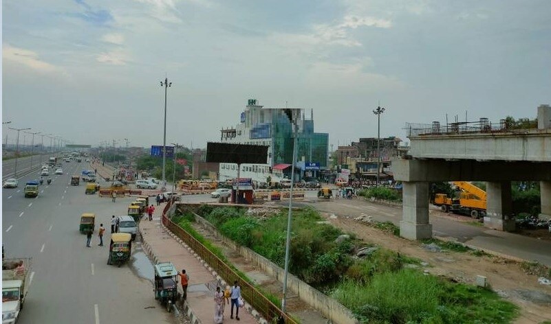 Chhajarsi_a city street filled with lots of traffic