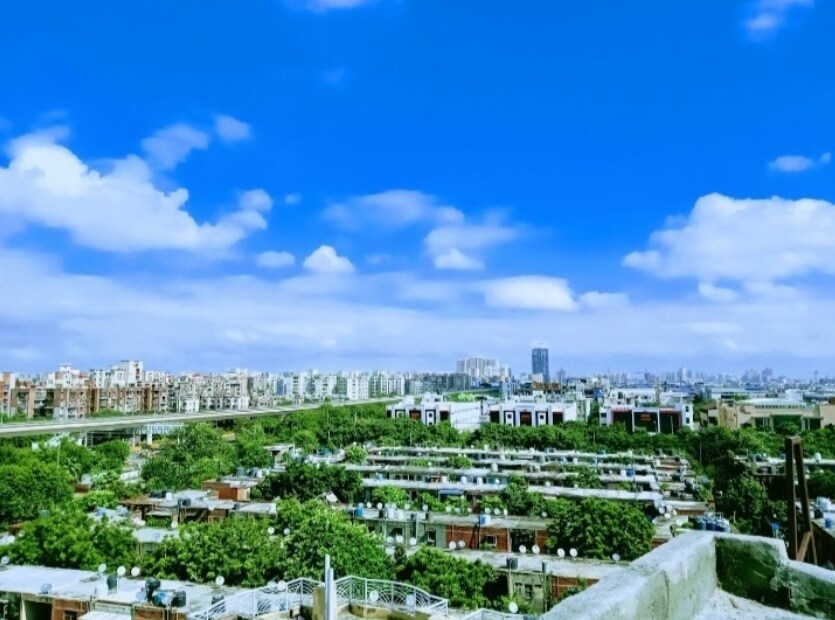 Mamura_a cityscape of a city with many tall buildings