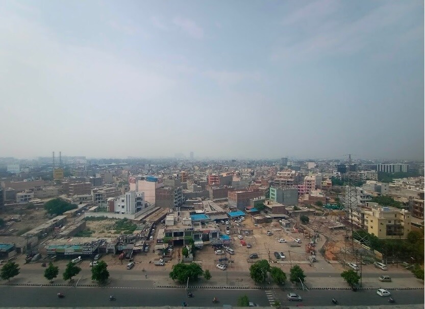 Mamura_a large city with lots of tall buildings