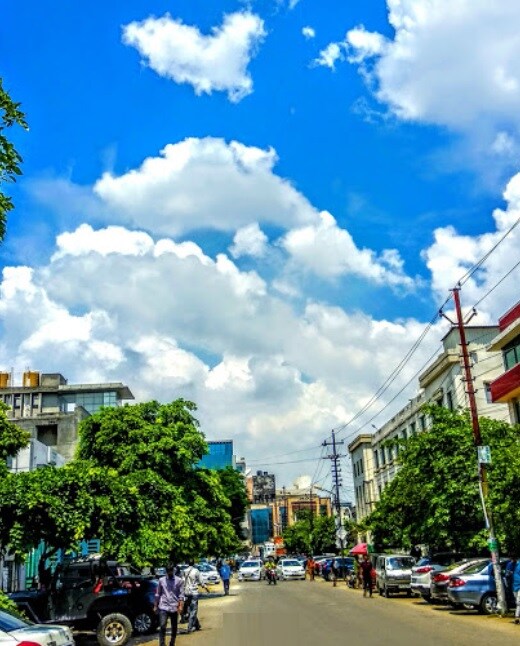 Sector 3_a city street filled with lots of traffic
