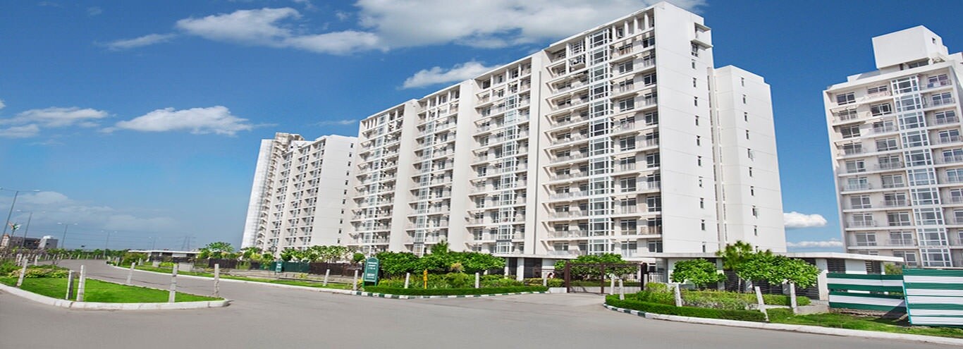Sultanpur_a large building with a lot of windows