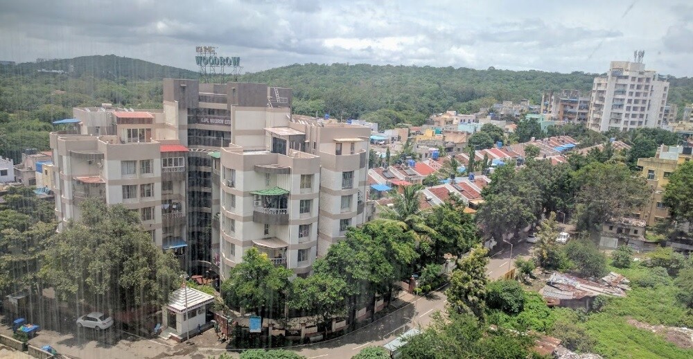 Azad Nagar_a city street filled with lots of tall buildings