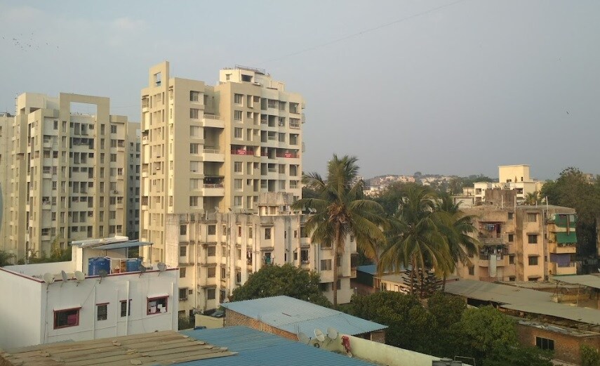Balaji Nagar_a large building with a lot of windows