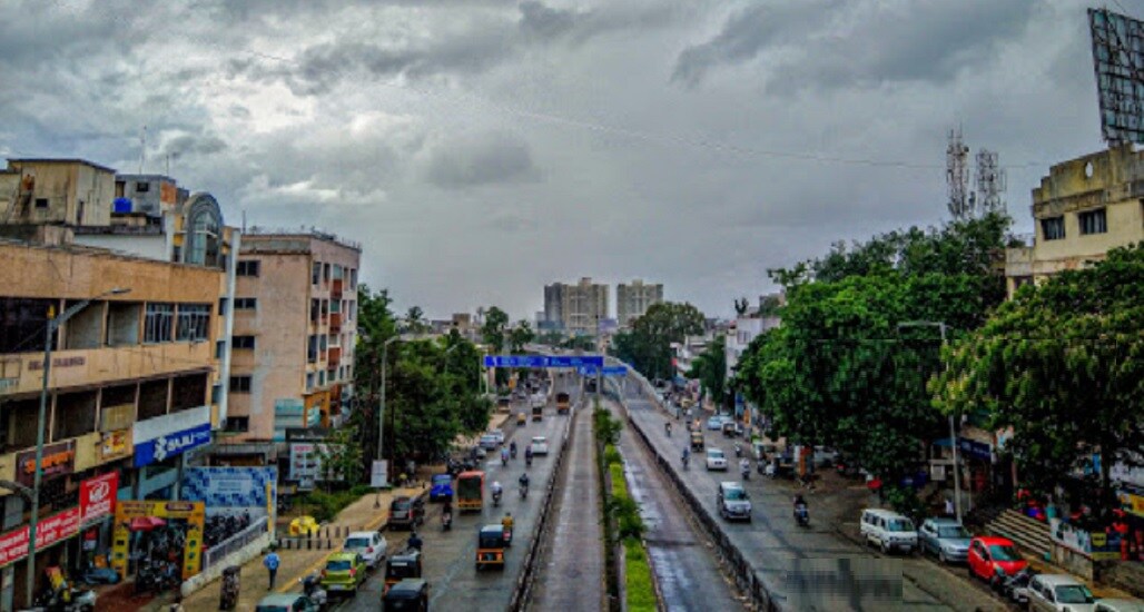 Balewadi_a city street filled with lots of traffic