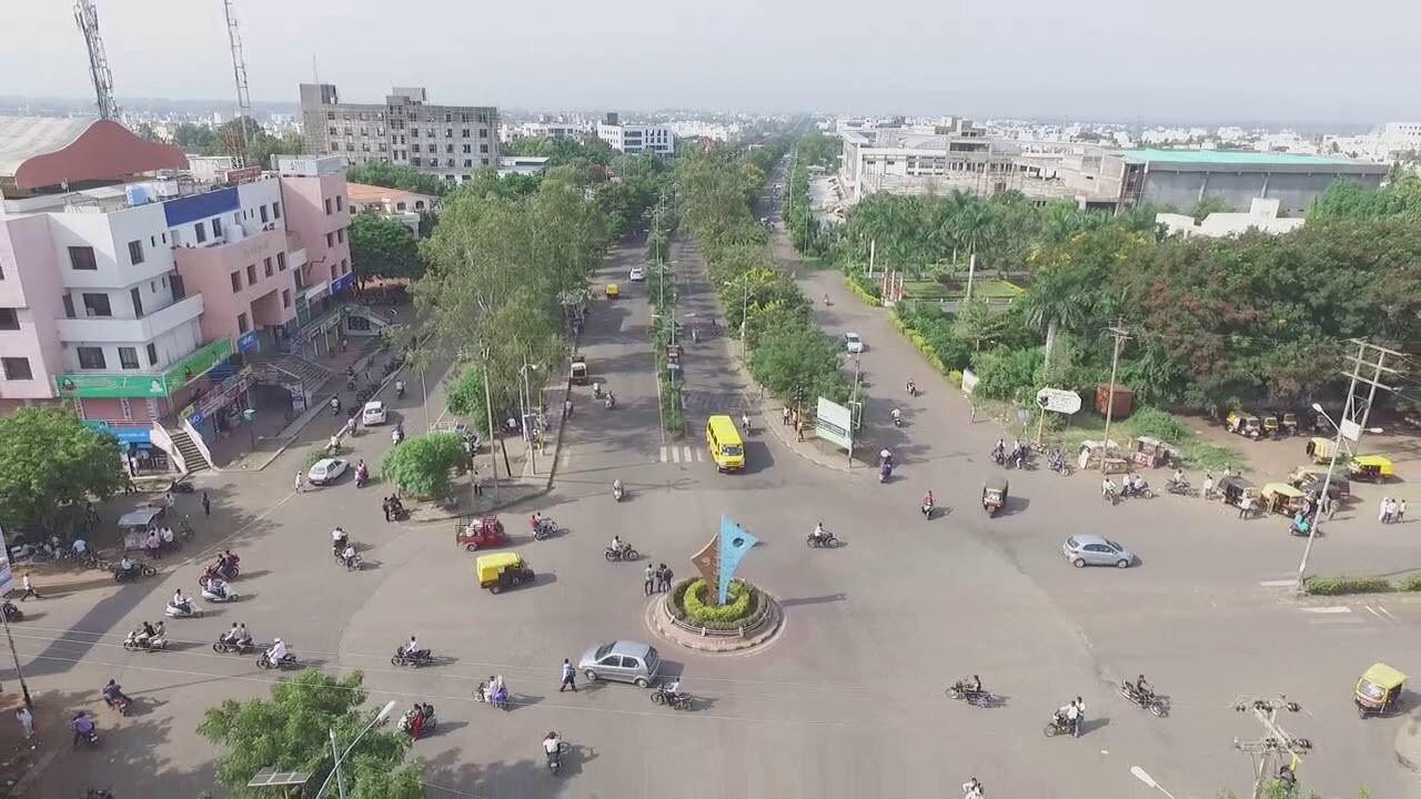 Baramati_a city street filled with lots of parked cars