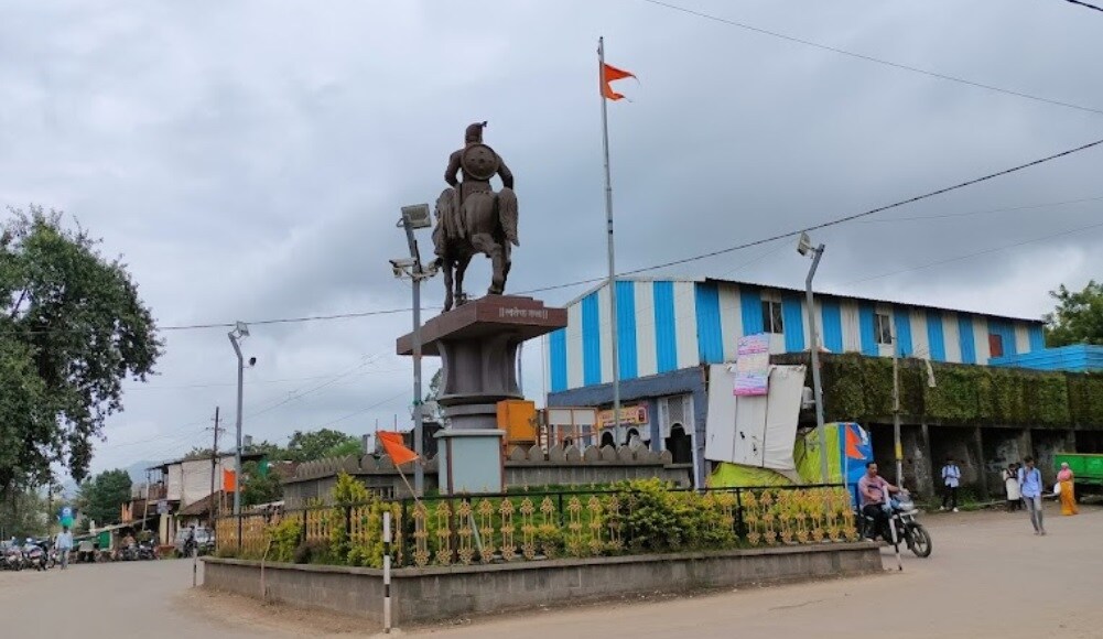 Bhor_a statue of a man riding on the back of a horse
