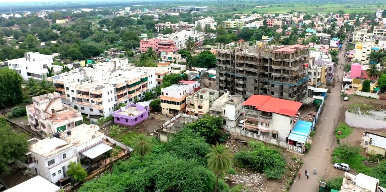 Daund_a city with lots of buildings and trees