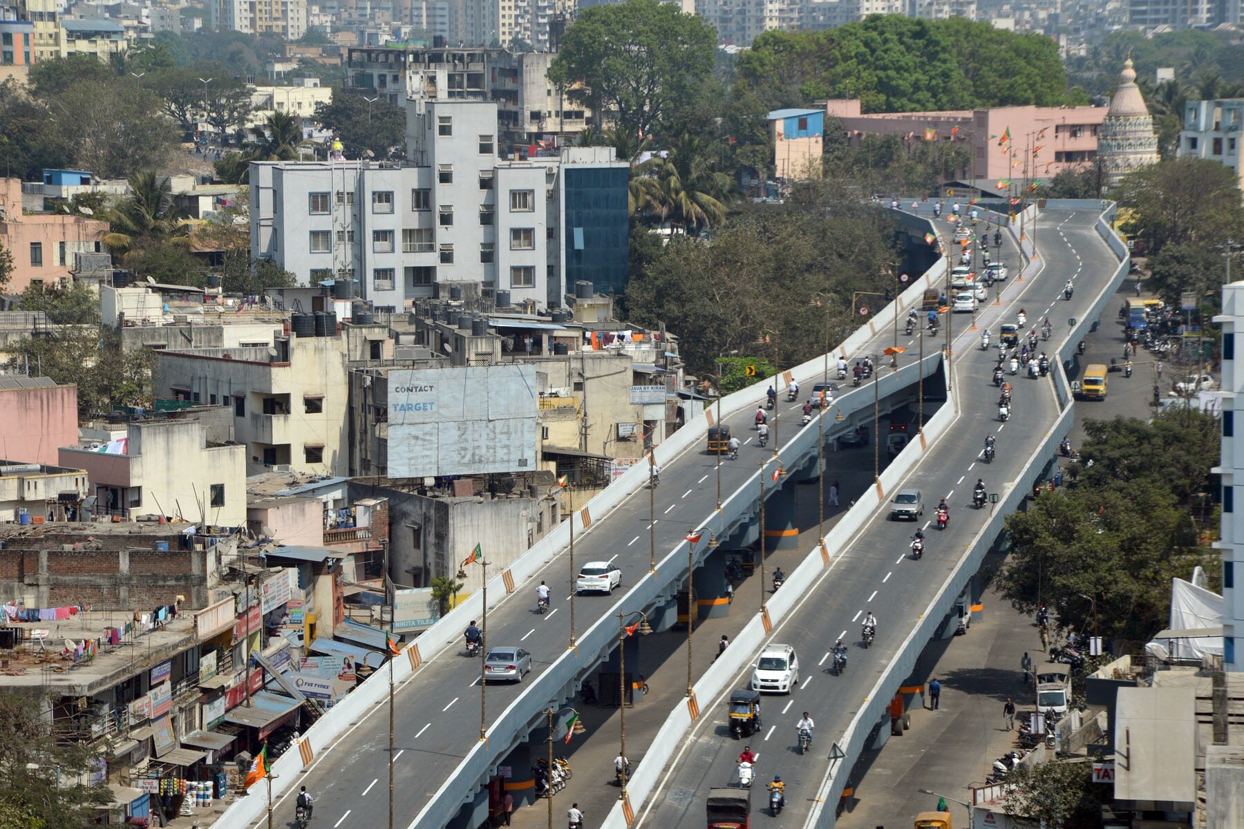 Karve Nagar_a city street filled with lots of traffic