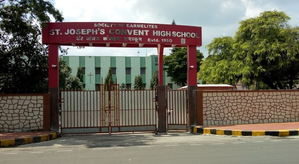 Khadki_a sign on a pole in front of a fence