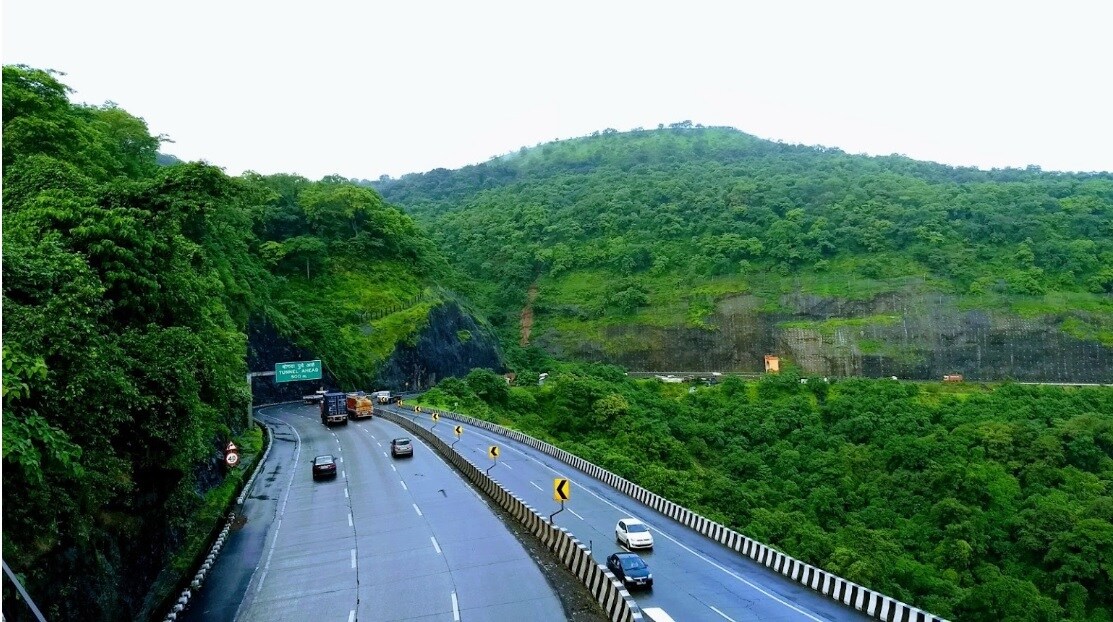 Lonavala_a highway with a bunch of cars driving down it