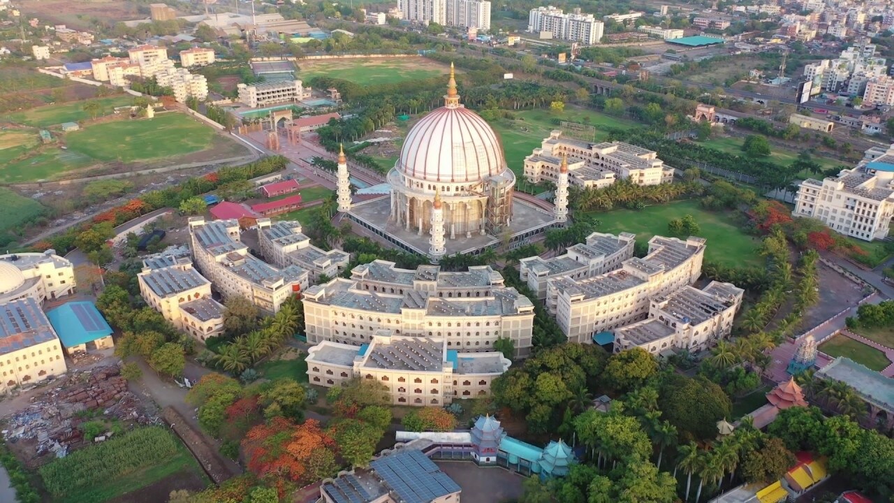 Loni Kalbhor_a large building with a clock on top of it