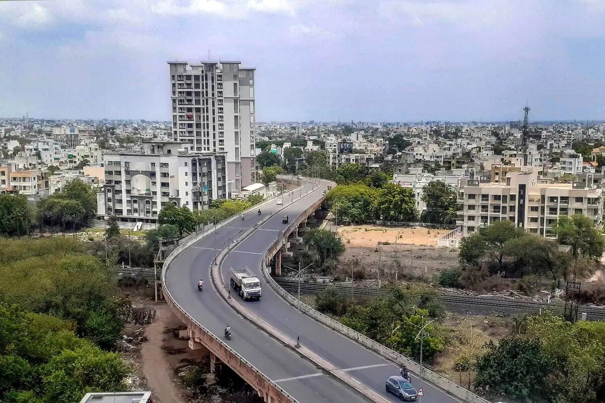 Mumbai-Pune Expressway_a city street filled with lots of traffic