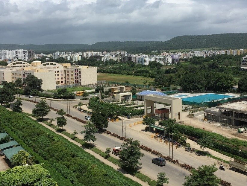 Nanded_a large building with a lot of trees