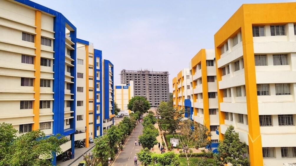 Nigdi_a large building with a lot of windows