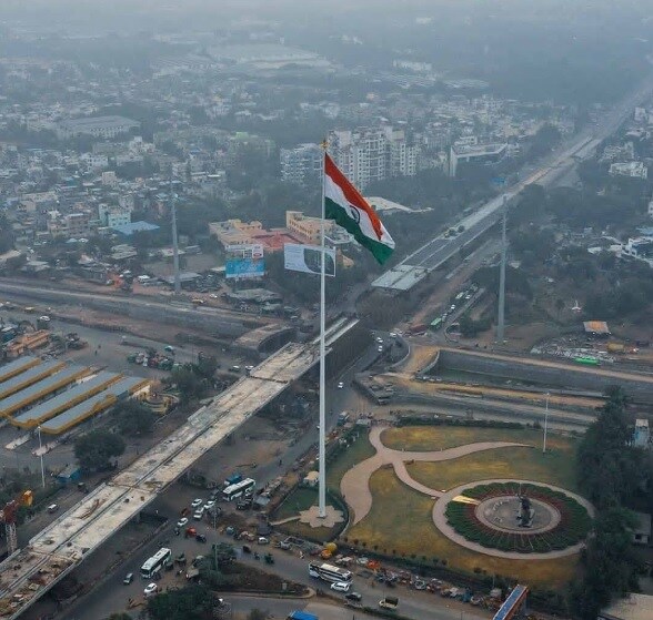 Nigdi_a large jetliner flying over a large city