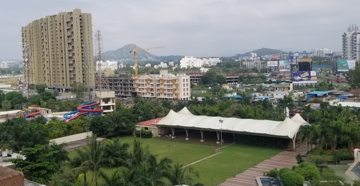 Ravet_a large building with a lot of trees