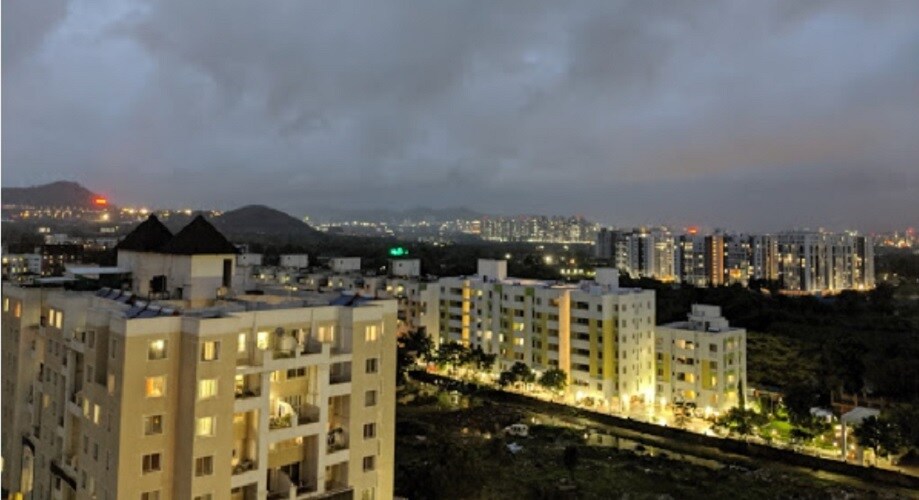 Sus_a cityscape with buildings and a sky background