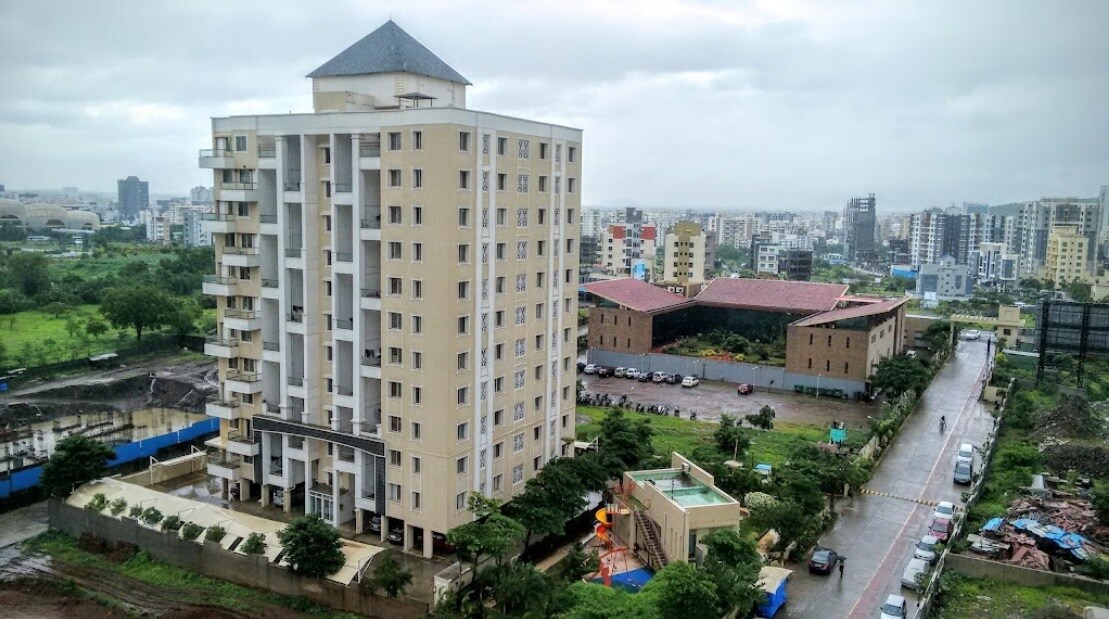Sus_a large building with a clock on the top of it