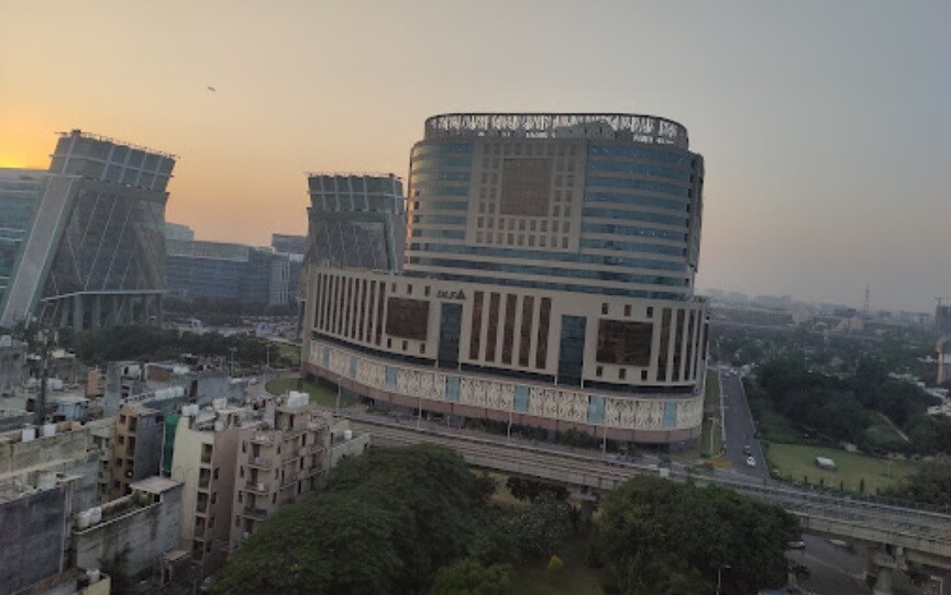 Vidyanagar_a large building with a clock on it