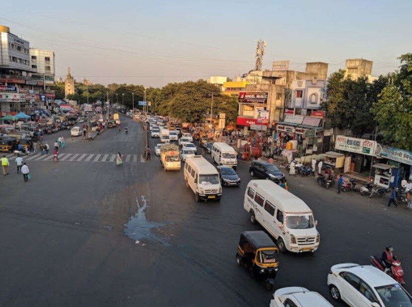 Vishrantwadi_a city street filled with lots of traffic