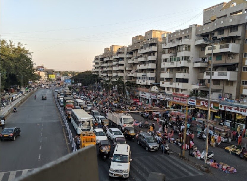 Vishrantwadi_a city street filled with lots of cars and trucks