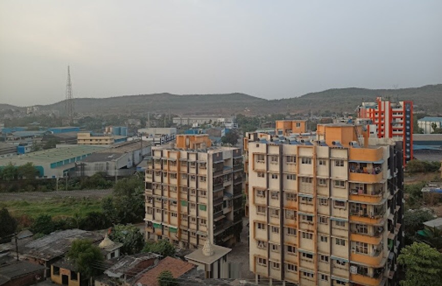 Ambernath_a city street with buildings and buildings in the distance