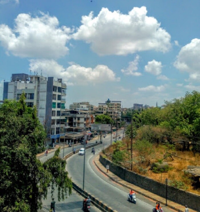 Badlapur_a city street filled with lots of traffic