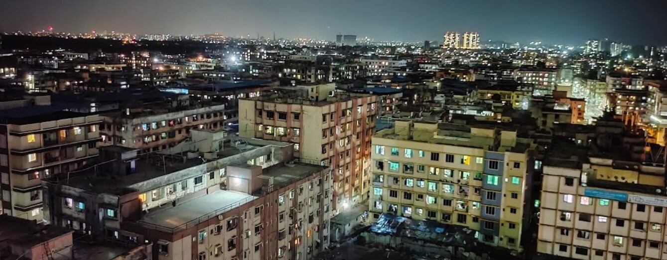 Diva_a city at night with many tall buildings