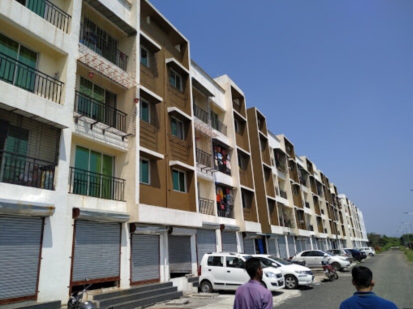 Kalher_a large building with a lot of windows