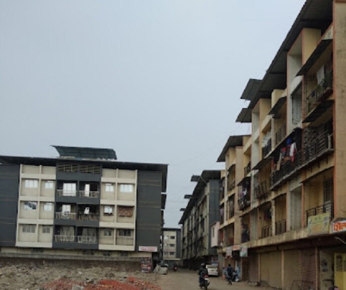 Kasheli_motorcycles are parked in front of a building