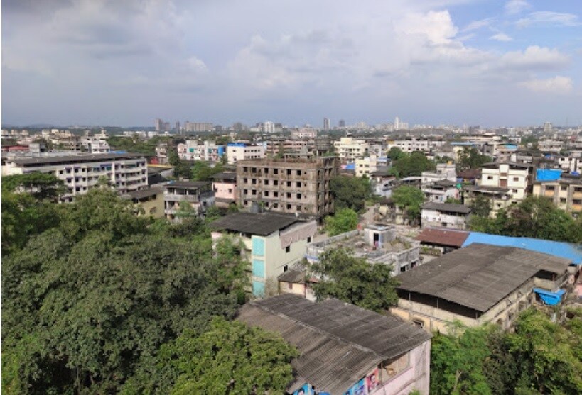 Kon_a city with lots of buildings and trees