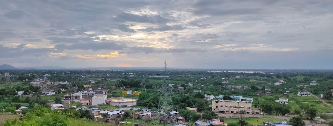 Mankoli_a city skyline with buildings and trees