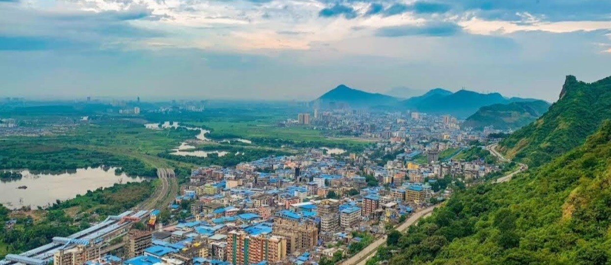 Mumbra_a scenic view of a city with mountains
