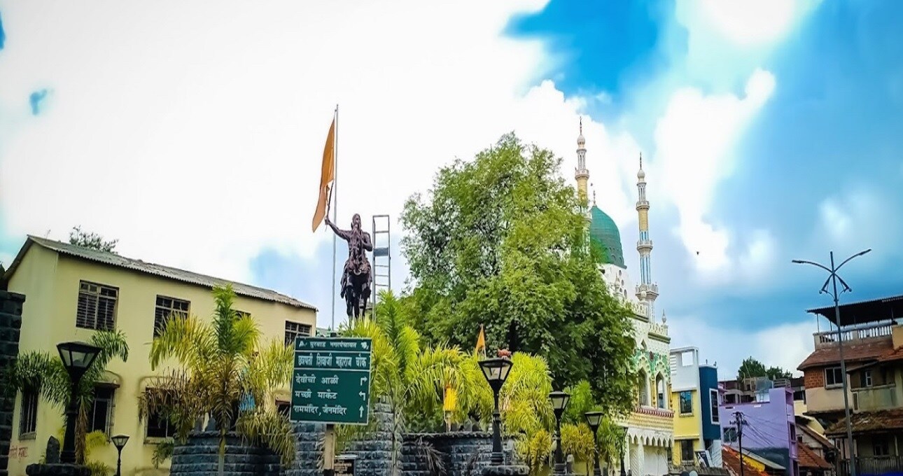 Murbad_a street scene with a couple of palm trees
