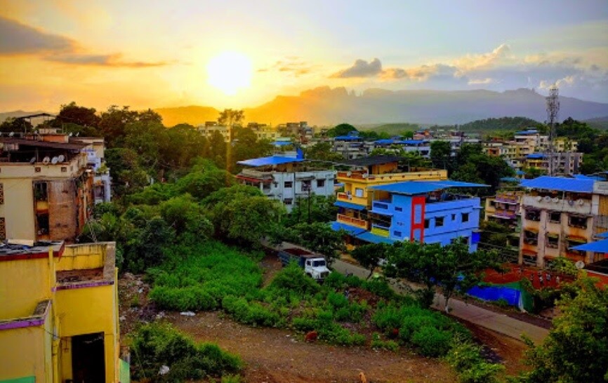 Shahapur_a city street with houses and trees