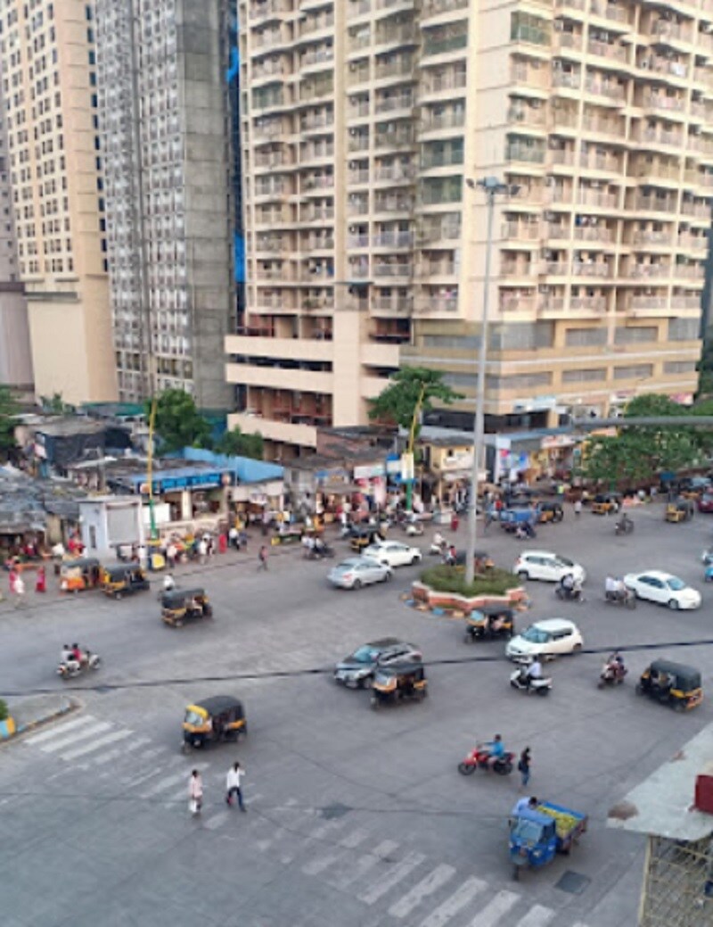 Shastri Nagar_a city street filled with lots of traffic