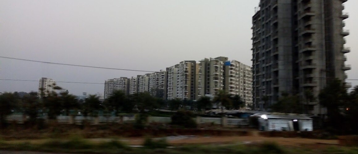 Titwala_a city street filled with lots of tall buildings
